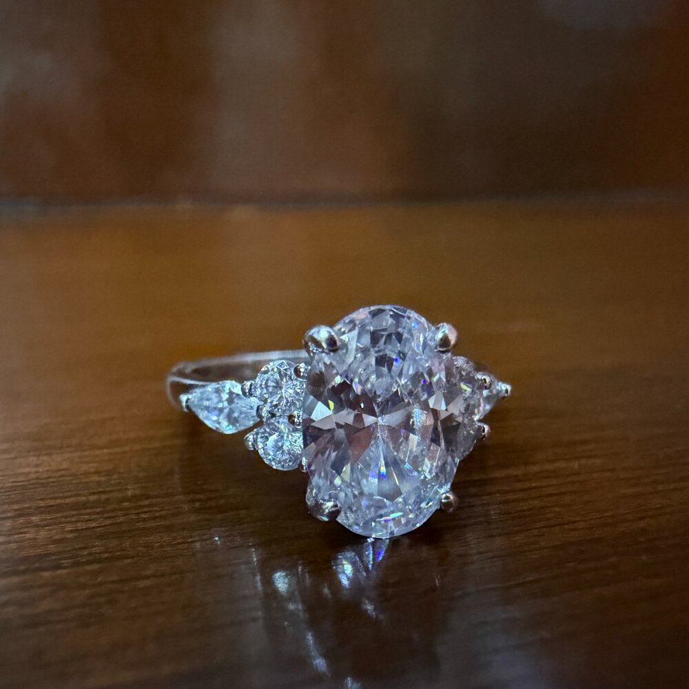 Silver ring w/ cubic zirconia – size 7